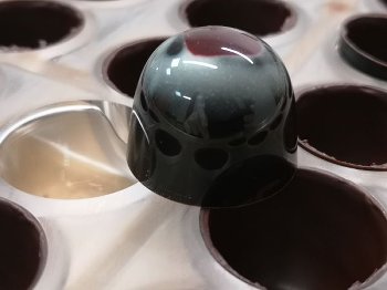 BIO Kakaobutter gefärbt schwarz | eingefärbte Lebensmittelfarbe nat., Chips (200g)