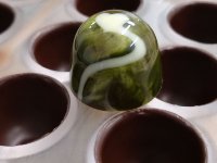 BIO Kakaobutter gefärbt dunkelgrün | edelgrün | Lebensmittelfarbe nat., Chips (200g)