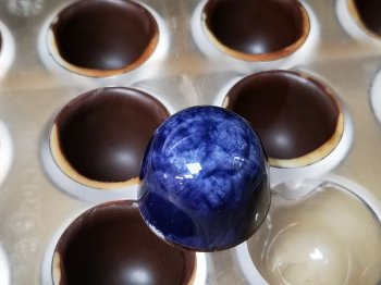 BIO Kakaobutter gefärbt blau | königsblau | eingefärbte Lebensmittelfarbe nat., Chips (200g)