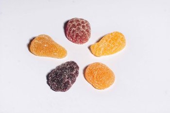 @ Fruchtgelée-Fruchthälften (lose Ware)